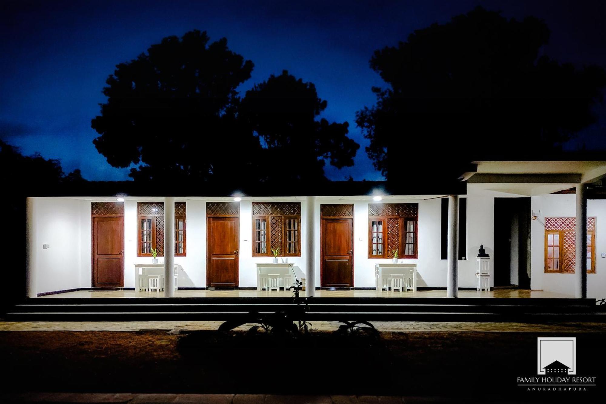 Family Holiday Resort Anuradhapura Exteriör bild