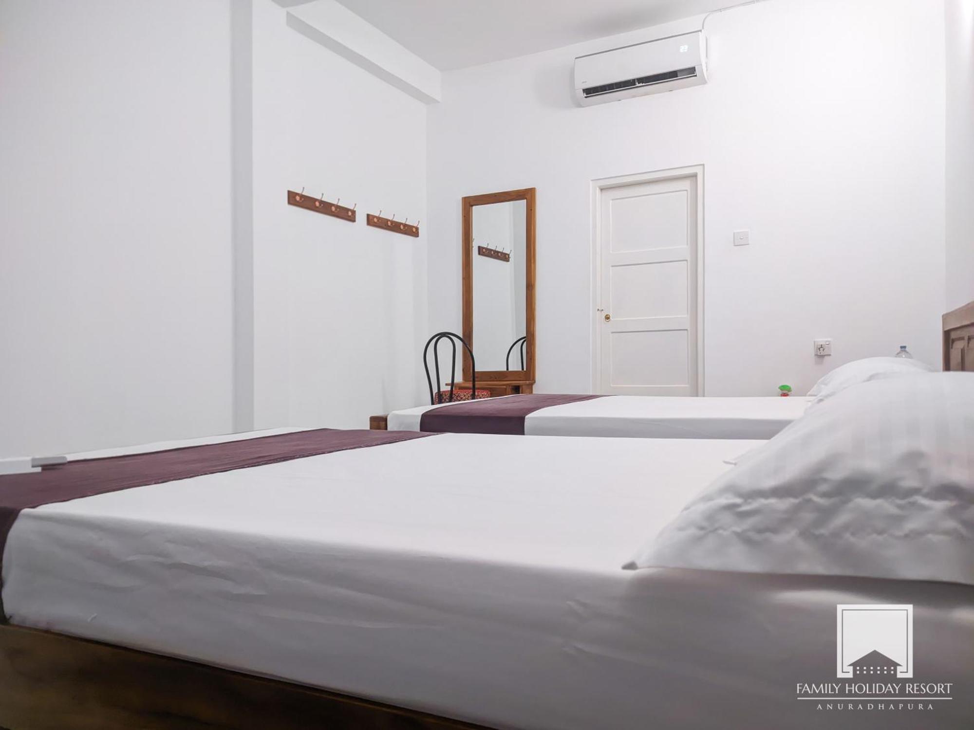 Family Holiday Resort Anuradhapura Exteriör bild